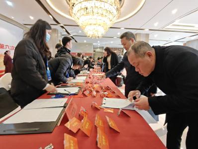 人大代表向大会报到：心系民生谋发展 凝心聚力启新程 