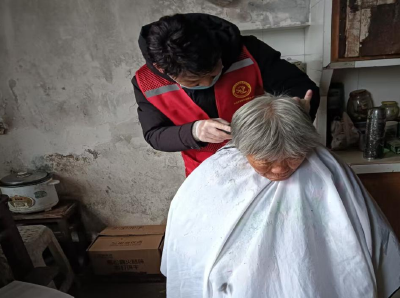陈贵镇“迎新义剪”服务老人