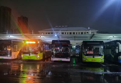 我市公交系统全力保障市民冰雪天气安全出行