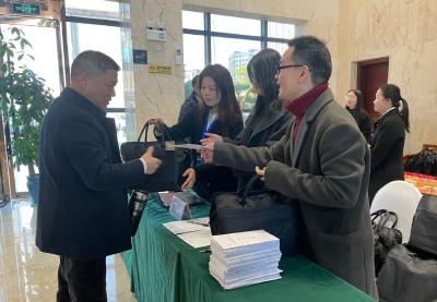 怀揣民意赴盛会 政协委员向大会报到