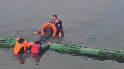 三名民警寒湖接力 挽回轻生女子生命