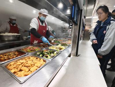 从“吃饱”到“吃好” 校园餐烹出妈妈的味道