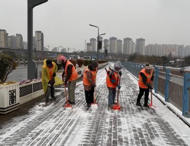 战寒潮 除冰雪 市城管执法局全力保障市民出行安全