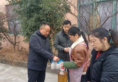 情系职工 温暖寒冬——保安镇开展春节前送温暖慰问活动