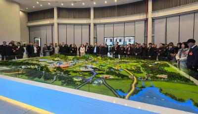 孙辄、潘小进与市政协委员视察全市重点项目