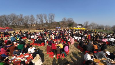 村民“攒局”  网友赴约 黑猪宴里“赶”年味