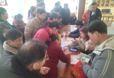 小区给业主发红包 908户分得6万元