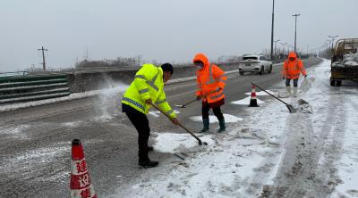风雪急行保畅通 公路人奋战除雪一线