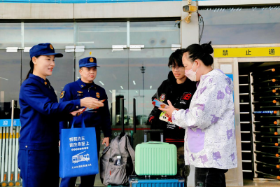 消防宣传进车站 护航春运返乡潮