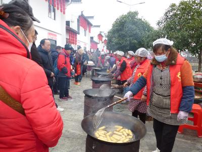 赏年画、购年货、看表演…… 龙凤山年货大集开启年味狂欢