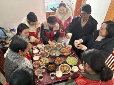 【新春走基层】“这个小年 我们陪您”