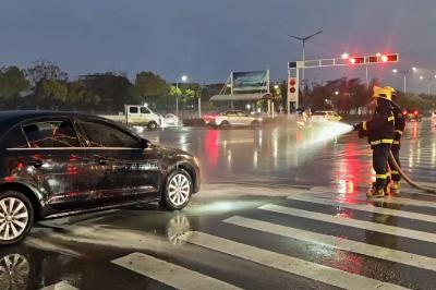 路遇轿车自燃，公交司机秒变“灭火侠”