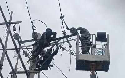 电杆“挪步” 村民安心