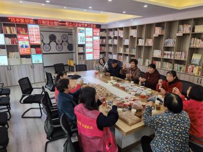 荟萃社区开展三八妇女节“巧手聚邻里·巾帼促治理”手工制作活动