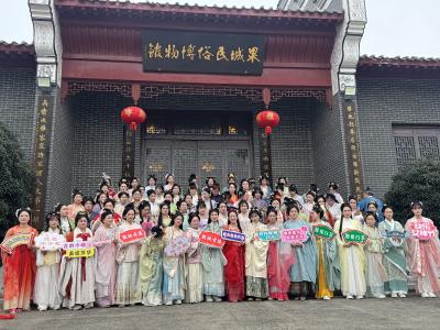 庆“三八” 殷祖镇百名“铁娘子”化身“古韵佳人”