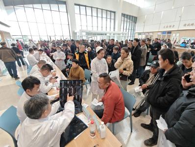 做实医联体 20名同济骨科专家来我市诊疗授课