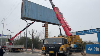 罗家桥街道：户外广告“拆危除旧”，守护群众“头顶安全”