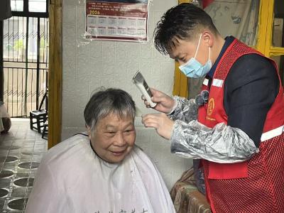 既理云鬓 也疏心绪 焦国保和他的“善美义剪”