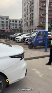 别再乱停了！大冶交警联合大箕铺镇、金湖街道综合执法中心，集中整治车辆乱停乱放，让你出门不堵心。（记者 罗伊凡）