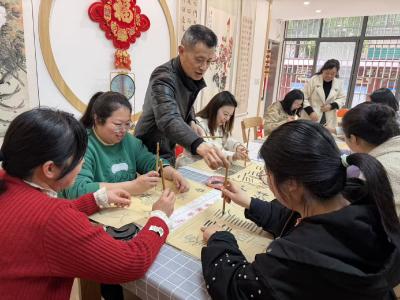 翰墨飘香润邻里 笔韵传承筑文明