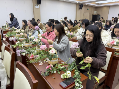 陈贵镇开展庆“三八”普法宣讲暨插花手工培训活动