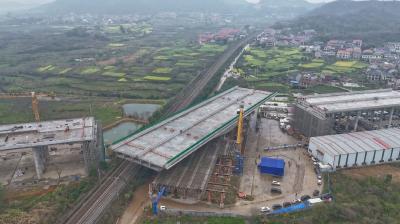 150米“巨无霸”空中完美转体 大冶再现中国建桥“神话”