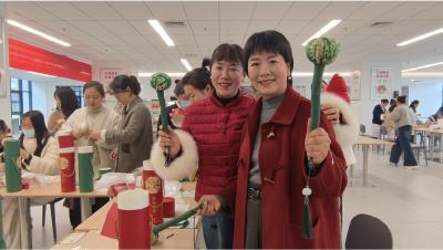 白衣绽芳华 巧手悦时光