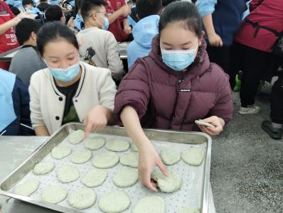 市第二实验学校：开展蒿子粑制作主题实践活动