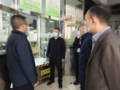 市领导调研校园安全工作