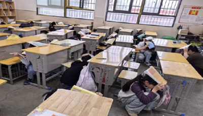 下冯小学开展抗震逃生应急演练