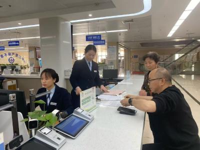 清明假期：市政务服务中心开启“绿色通道”服务办事群众