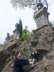 中国梦组委会一行来南山头祭英烈