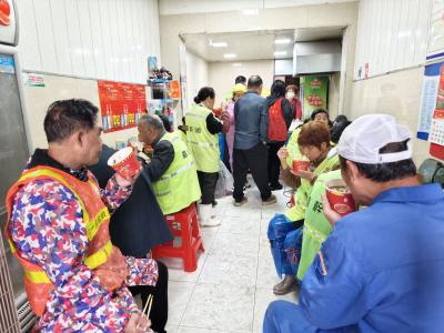 一碗热粉暖胃 一份善意暖心  爱心店主致敬“城市美容师”