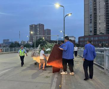 水果摊占道“堵路又堵心” 城管整治恢复畅通