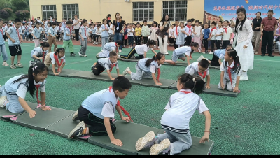 文明集市润童心 趣味运动庆“六一”
