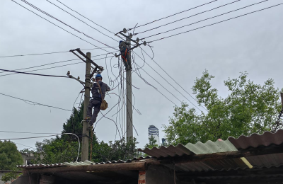 迁移占道电杆 为房屋翻新“让路”