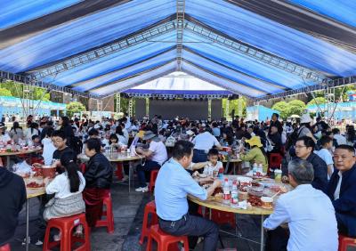 大冶市陈贵镇百人龙虾宴热闹开席