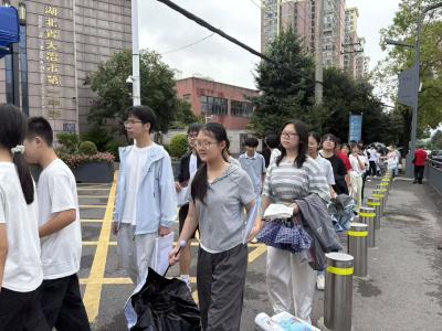 追光少年 奔赴考场 我市2026年中考开考