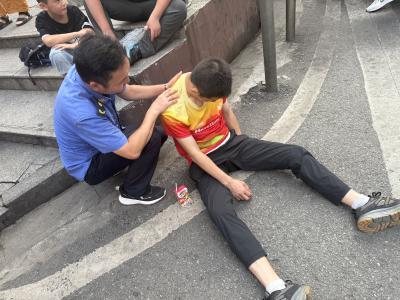 突发：闹市街口有人晕倒 多亏遇到好心城管