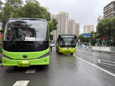 【民情直通车】公交专用车位长期被占 市民乘车出行步步惊心