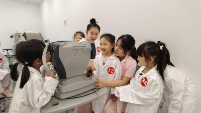 萌娃化身“小小验光师”