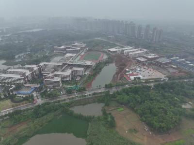 高考遇阴雨大冶公安贴心划出专属停车区