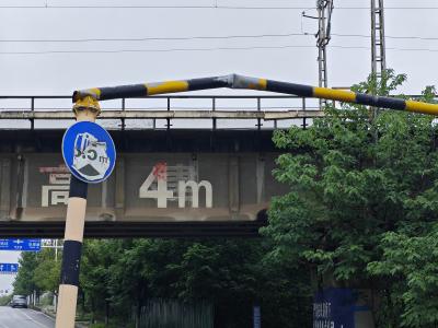 【民情直通车】限高杆遭撞击变形两个月无人过问 市交通管理大队：将尽快修复