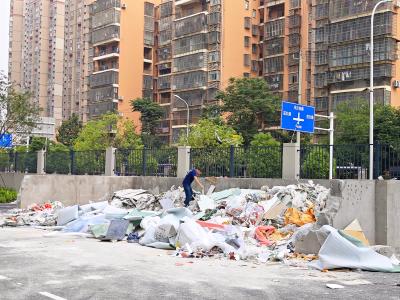 【民情直通车】建筑垃圾随意投放 小区居民苦不堪言