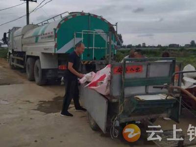 钟祥市胡集镇：组织洒水车送水入户，确保汛期村民生活用水