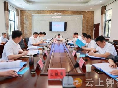 杨孟富组织市政府党组理论学习中心组开展集中学习