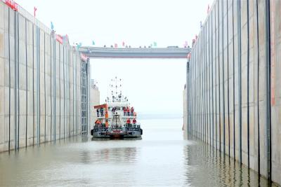汉江中下游最大船闸首次试船通航