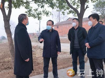 周军在胡集镇调研共同缔造工作 走访慰问困难党员
