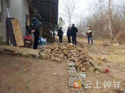 地界划分起矛盾 网格员出面来调解