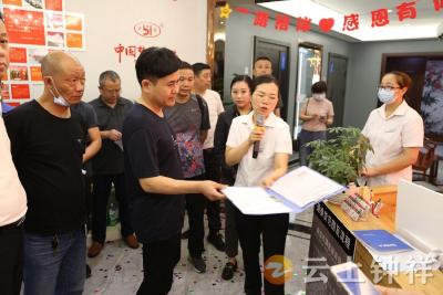 钟祥市市场监管局开展3.15“诚信经营进社区”文明实践活动
